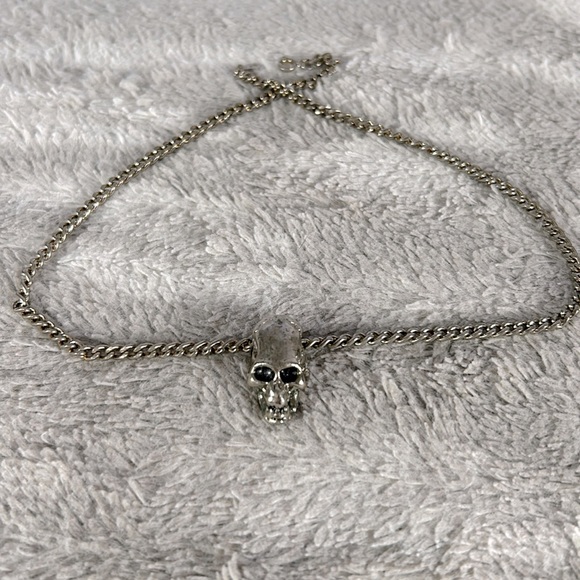 Silver colored 18 inch necklace with skull head - Picture 2 of 7